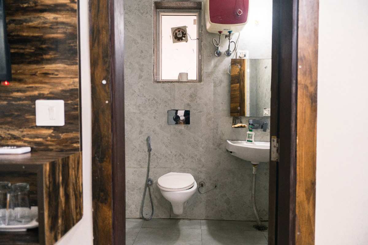 Modern Bathroom in PG for Girls in Sector 21 for Rent.