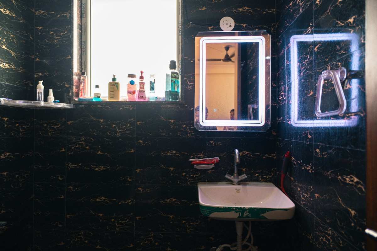 Clean and stylish bathroom at pg for girls in sector 21 with amenities