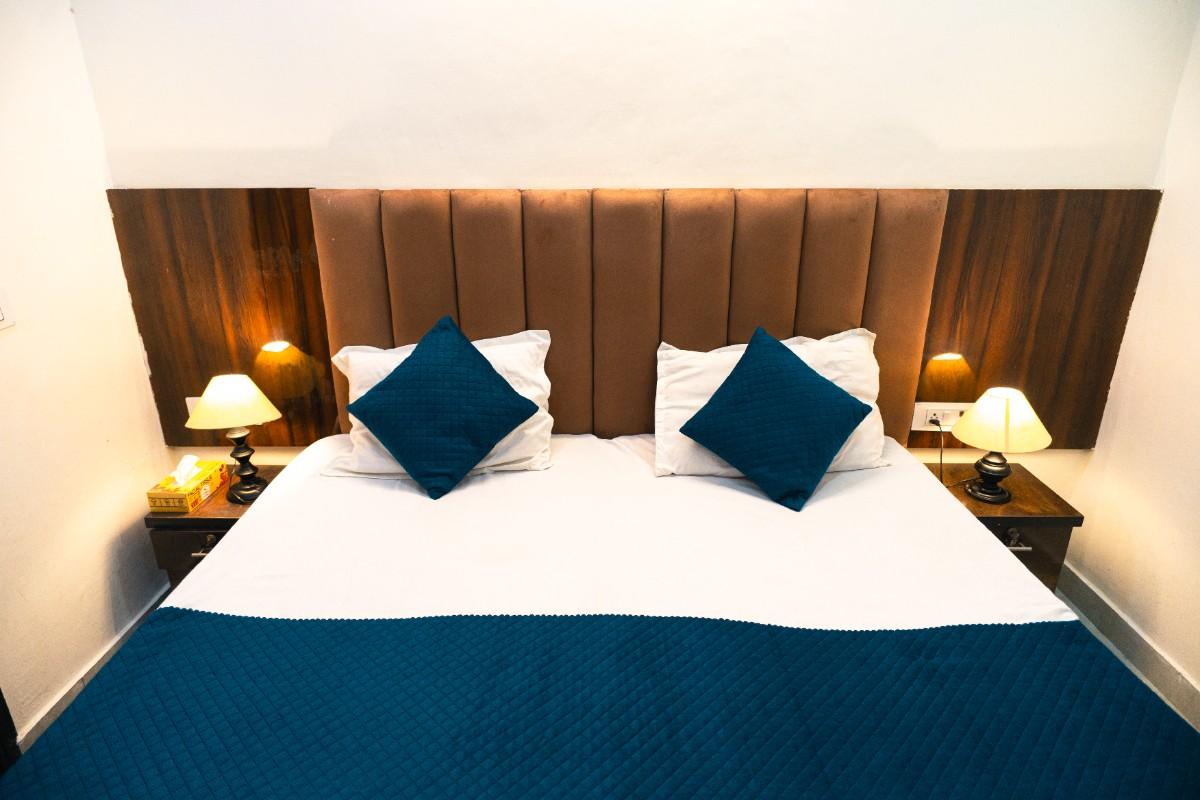 Stylish Co-living Bedroom in Gurgaon with Comfortable Amenities.