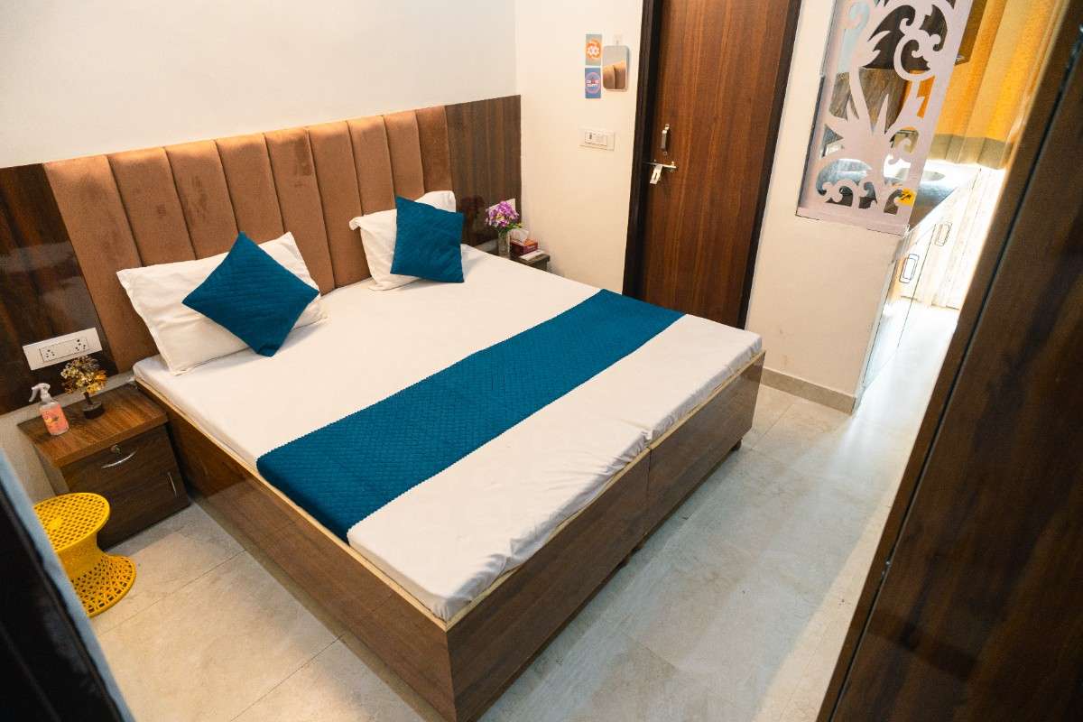 Cozy Room in PG for Girls in Sector 21 with Elegant Design