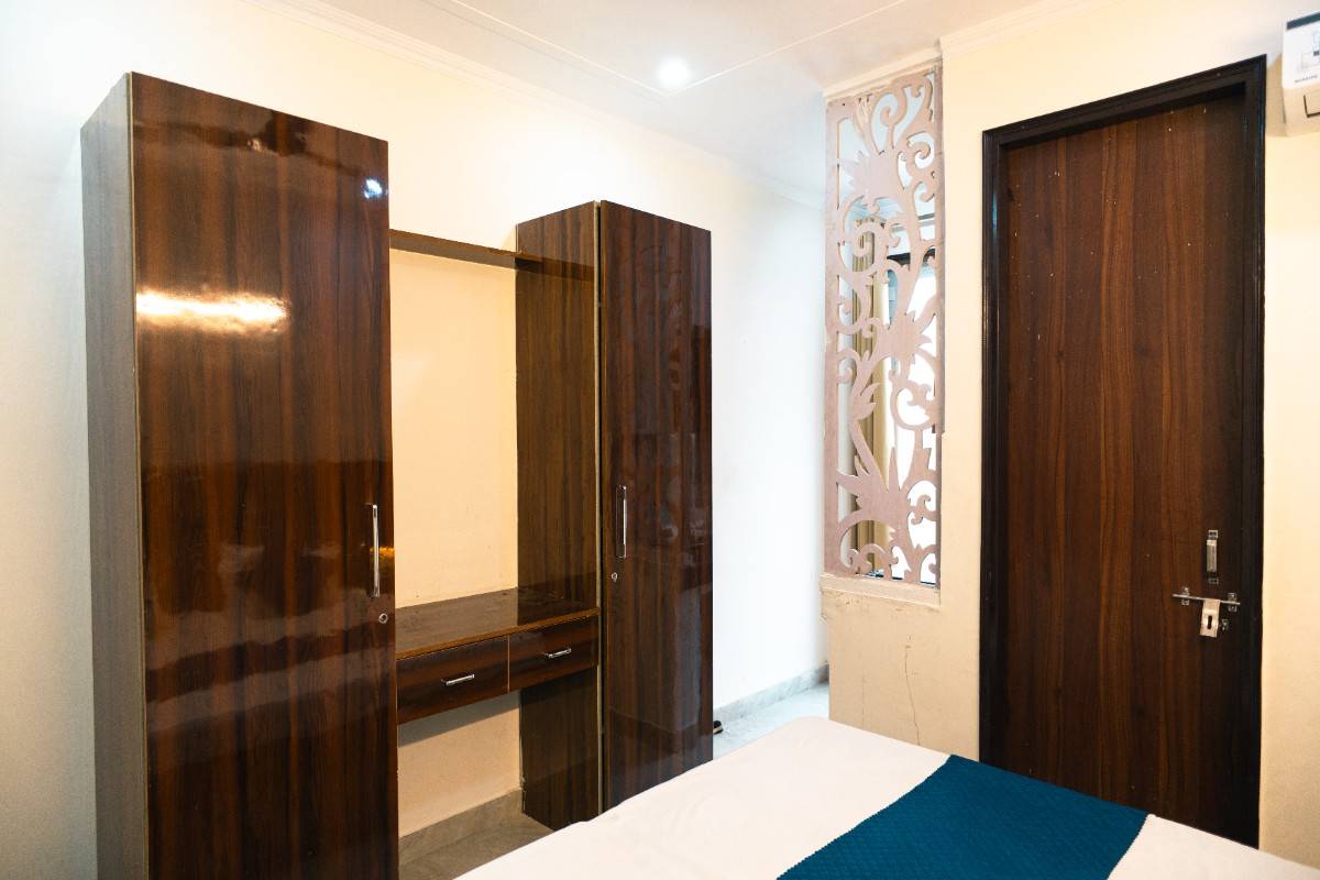 Spacious Co-living Room in Gurgaon with a Sleek Wardrobe Design.
