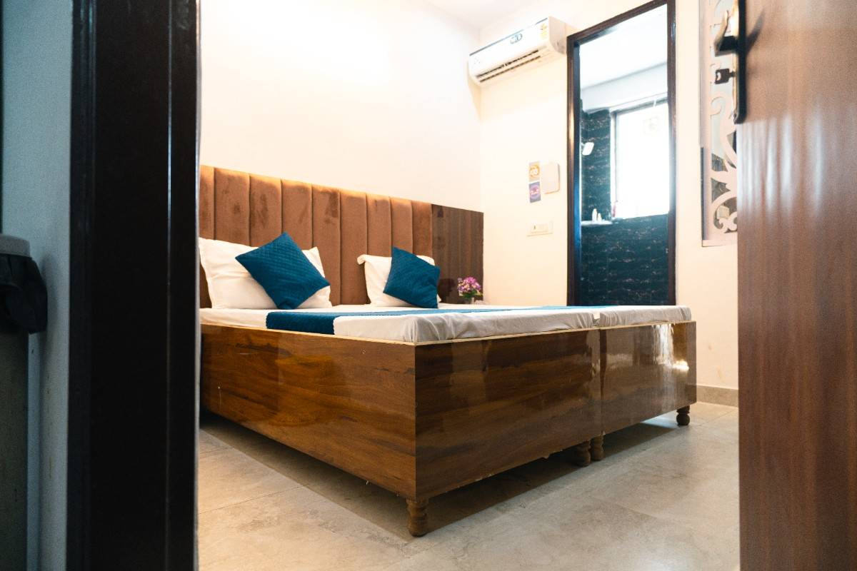 Elegant PG Room for Girls in Sector 21 with Modern Interior Design