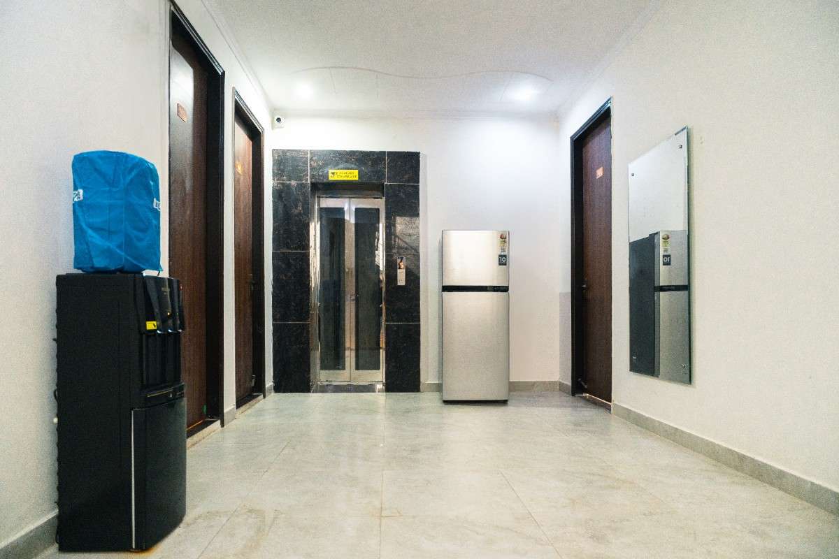 Spacious PG for girls in Sector 21 with elevator and amenities.